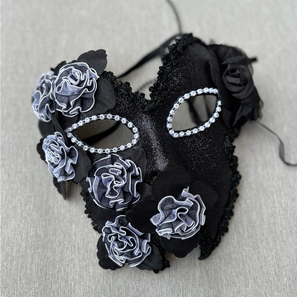 NEW black and white floral peal Masquerade mask